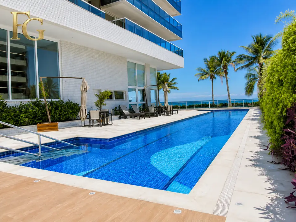 Piscina de edifício pé na areia na Riviera de São Lourenço